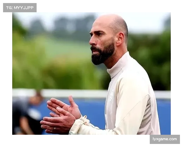 阿根廷超级联赛裁判梅洛斯幽默回应门将失误化解赛场争议